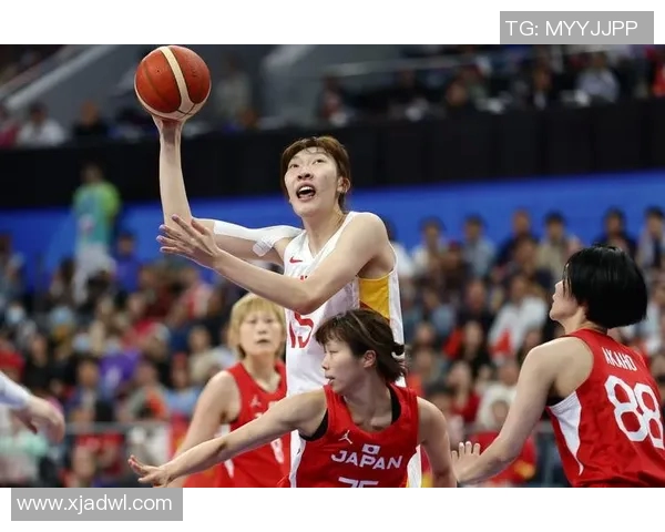 亚特兰大梦与康涅的激烈对决展现女篮实力与团队默契